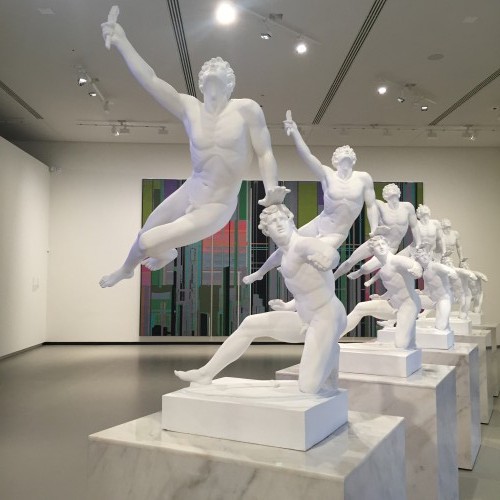 “The Soldier of Marathon Announcing Victory, a Wounded Galatian” de Xu Zhen// foto: reprodução