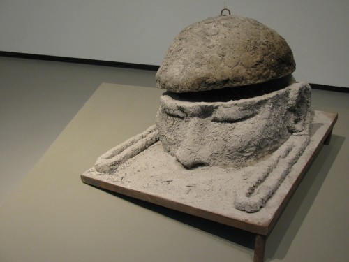 “Sudden Awakening” de Zhang Huan: Buda feito de cinzas de icensos.// foto: reprodução 