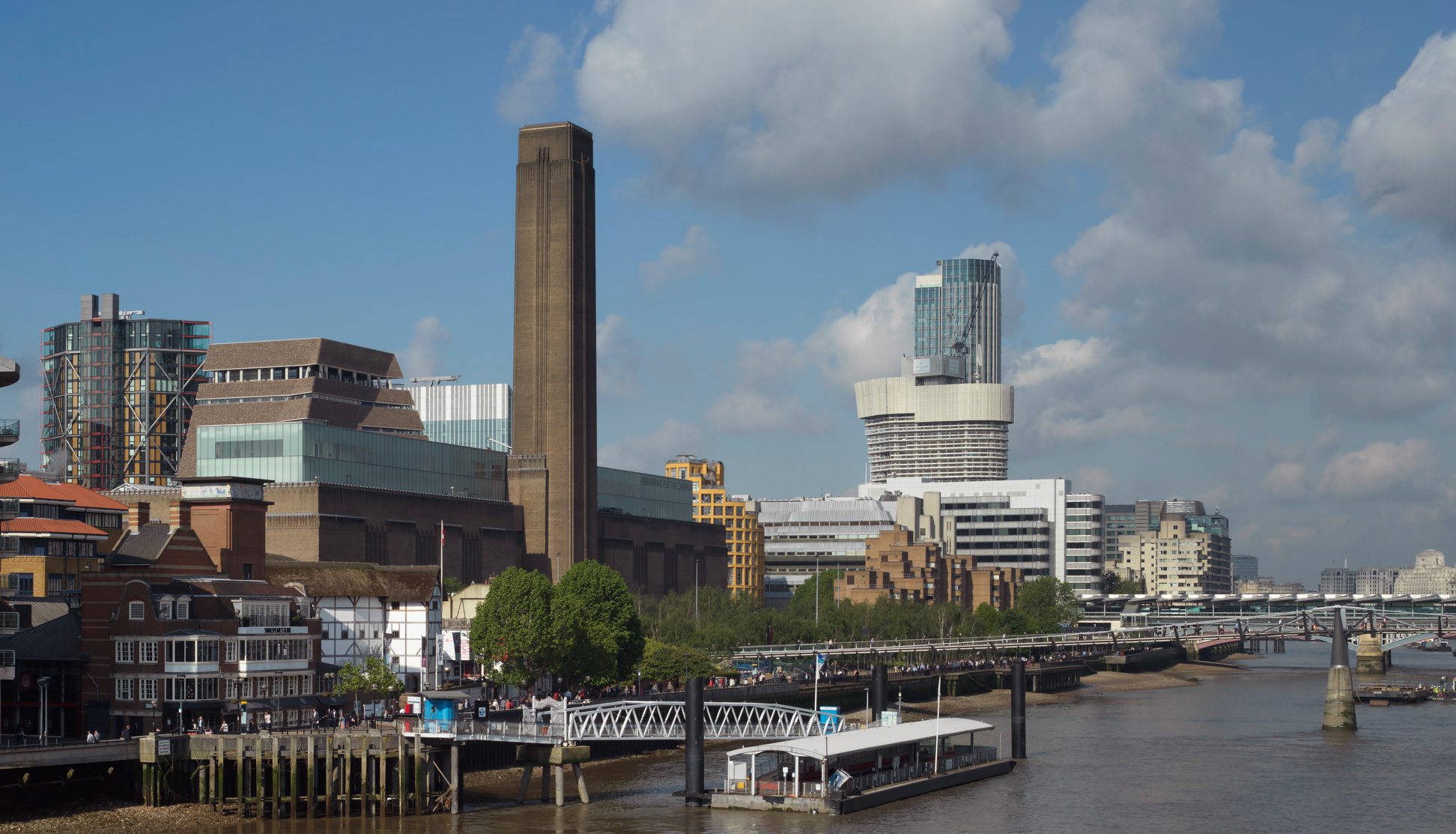 Tate Modern inaugura novo prédio com formato de pirâmide retorcida