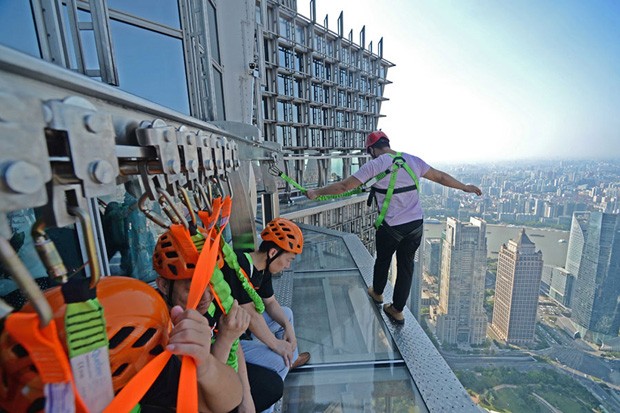 China inaugura seu terceiro maior arranha-céu com passarela de vidro