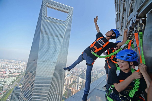 China inaugura seu terceiro maior arranha-céu com passarela de vidro